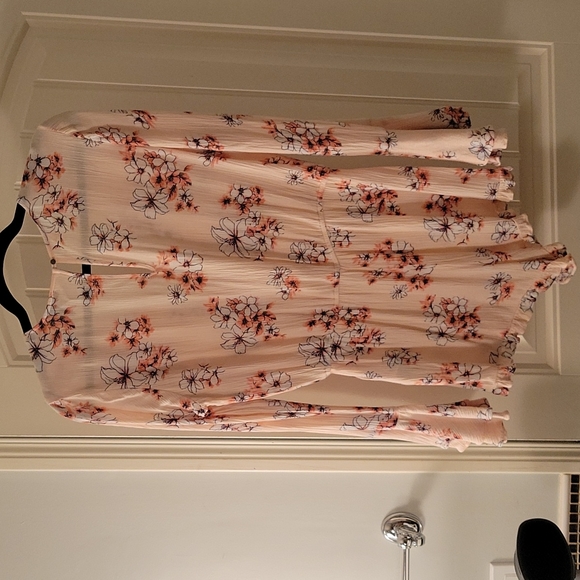 Forever 21 Peach Romper, M. Fits like small. - Picture 4 of 4